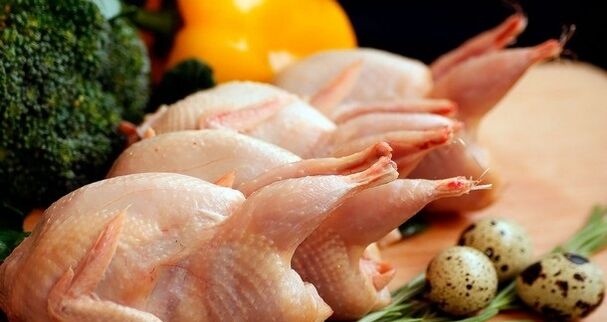 Αυγά κοτόπουλου και ορτυκιού για ισχύ